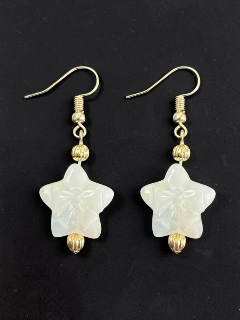 3/$15 💥🆕 White Star with a Bow | Silver Hardware Hook Earrings | 1519